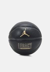 Svart basketball med teksturert overflate, med en gull Jumpman-logo og "LEGACY" trykt i gull. Egnet for bruk innendørs/utendørs.