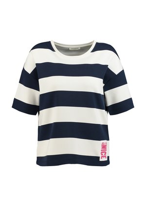 T-shirt à manches courtes à rayures horizontales bleu marine et blanches, avec encolure ronde et petite étiquette rose en bas à l'avant.