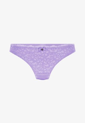 Lavendelfarbener Spitzen-Bikini mit Blumenmuster, Satinschleife und kleinem silbernen Anhänger in der Mitte des Taillenbundes.