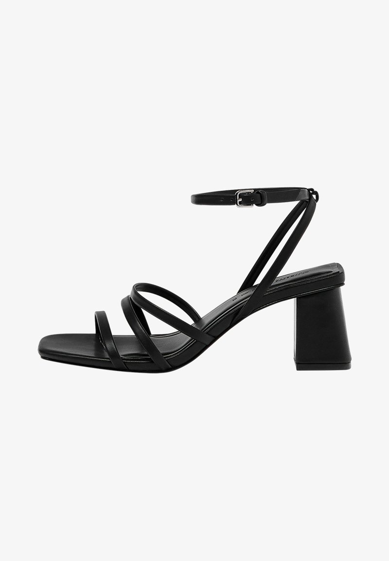 Sandale noire à brides avec bout carré, talon bloc et bride de cheville réglable avec boucle.