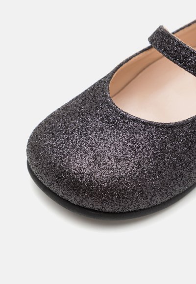 Zwarte glitter Mary Jane-schoen met een ronde neus, een gladde binnenkant en een enkele band over de wreef. Vlakke zwarte rubberen zool.