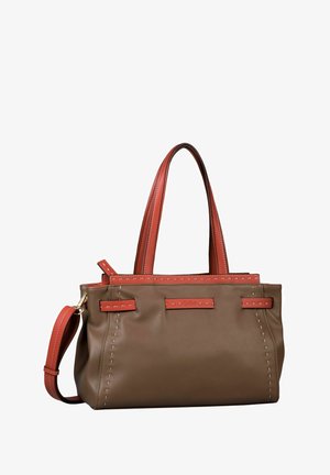 Sac fourre-tout synthétique marron avec des accents et coutures rouges, doté de deux poignées de transport et d'une bandoulière amovible.