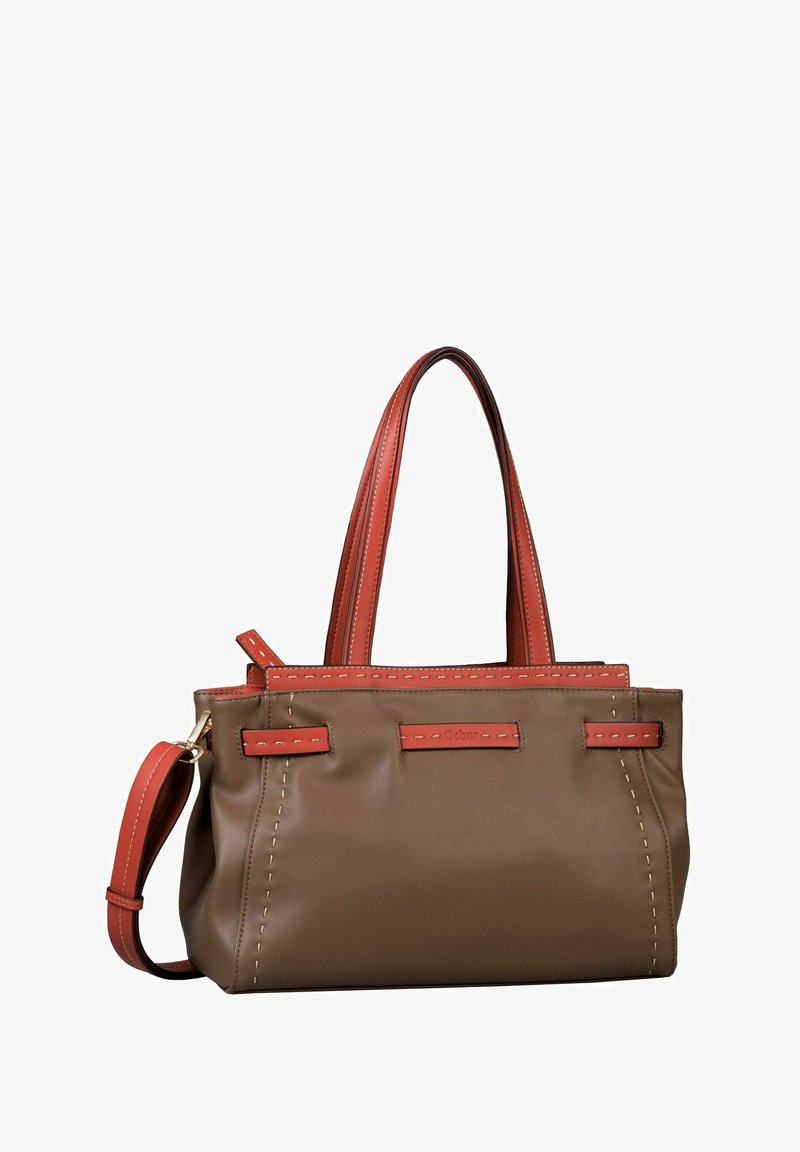 Sac fourre-tout synthétique marron avec des accents et coutures rouges, doté de deux poignées de transport et d'une bandoulière amovible.