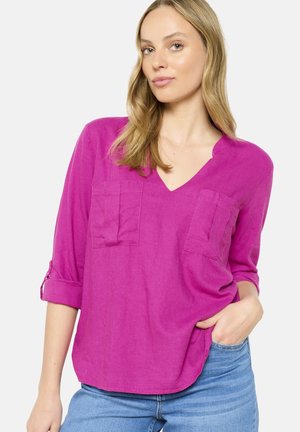Magenta linnen blouse met een V-hals, lange mouwen opgerold tot aan de ellebogen en twee borstzakken, met een relaxed fit en een gladde textuur.