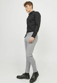 Jack & Jones JPSTMARCO JJCOOPER - Pantalones chinos - grey melange