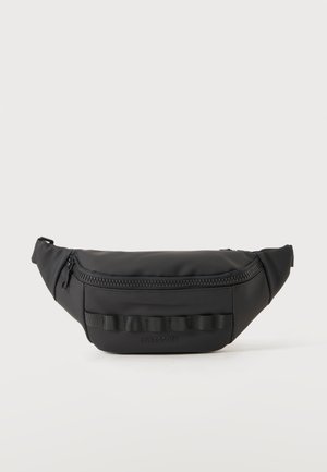 Sac banane en nylon noir avec poche zippée à l'avant, sangle réglable et petites boucles horizontales sur le panneau avant.
