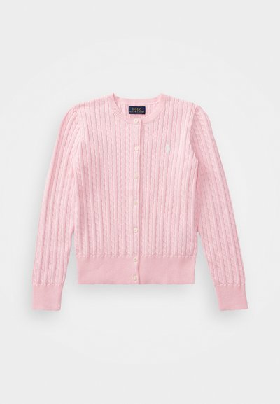 Cárdigan de punto rosa con textura acanalada, cuello redondo, cierre de botones y pequeño logo en el lado izquierdo del pecho. Material suave y ligero.