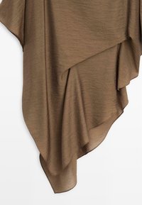 Brauner, leichter Stoff mit drapiertem, asymmetrischem Saum und weicher Textur vor weißem Hintergrund.