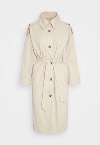 Gabardina beige con amplio cuello, botones al frente, hombreras, mangas largas, bolsillos laterales y un cinturón de la misma tela atado al frente.