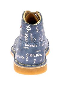 Stivale alla caviglia blu realizzato in materiale morbido e testurizzato con marchio "Kickers" bianco, punta arrotondata e suola in gomma naturale.