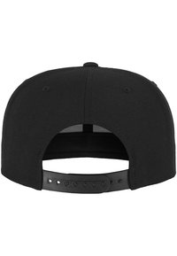 Fekete snapback sapka lapos karimával és hátul állítható műanyag pánttal, texturált szövetfelülettel.