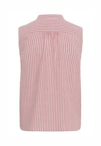 Blouse rose sans manches avec des rayures blanches verticales et un empiècement rayé horizontal dans le dos, avec un tissu froncé sous l’empiècement.