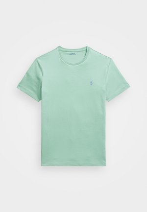 Camiseta verde clara de manga corta y cuello redondo con un pequeño logo bordado de un jugador de polo en el lado izquierdo del pecho.