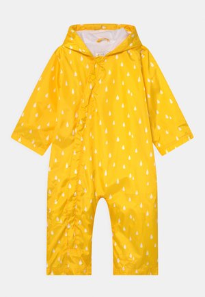 Gelber Regenmantel mit weißen Regentropfenmustern, Kapuze, Druckknopfverschluss und strukturiertem Futter. Entworfen für nasses Wetter. Kurze Ärmel und Beine.