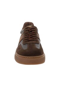 Bruine suède sneakers met grijze leren accenten, ronde neus en bruine veters. Voorzien van een textuur rubberen zool en een gebrandmerkte inlegzool.