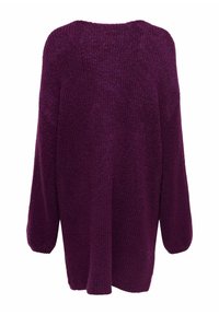 Sweter na długi rękaw, oversize, wykonany z grubego, dzianego materiału w głębokim fiolecie. Posiada luźny krój i szeroki dekolt z prążkowanym wykończeniem.