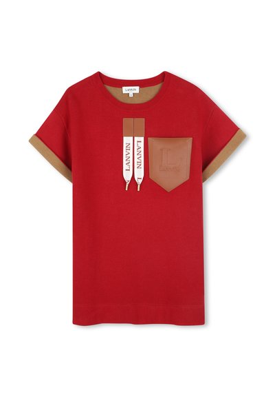 Rode katoenen T-shirt met korte mouwen, bruine afwerking, leren zak en merkstrips. Heeft een prominent logo op de zak.