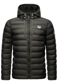 Chaqueta de plumas negra con un alto cuello, cierre de cremallera y dos bolsillos laterales; presenta paneles horizontales cosidos y acentos de hardware en contraste.