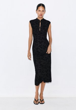PULL&BEAR, VELVET CONTRAST SLEEVELESS - MIDI DRESS - Day dress - black
