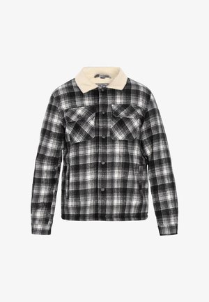 Camicia di flanella a scacchi bianca e nera con colletto in sherpa beige, dotata di due tasche sul petto e chiusura con bottoni sul davanti.