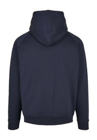 Mørkeblå hettegenser med myk tekstur, med snor i hetten og ribbestrikkede ermer. Designet inkluderer raglanermer for en avslappet passform.