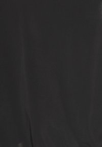 Černá látka s jemnou, hladkou texturou. Materiál působí lehce a má minimální lesk, bez viditelných vzorů nebo detailů.