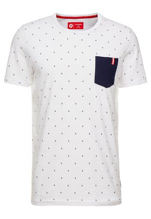 Weißes Kurzarm-T-Shirt mit kleinem schwarzem Ampersand-Muster, marineblauer Brusttasche und rotem Besatz innen im Kragen.
