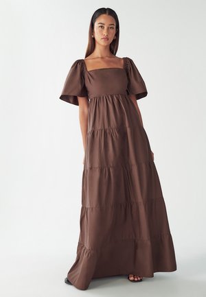 Braunes, gestuftes Maxikleid mit Puffärmeln und quadratischem Ausschnitt, gefertigt aus weichem Stoff mit Raffung am Oberteil und in der Taille.