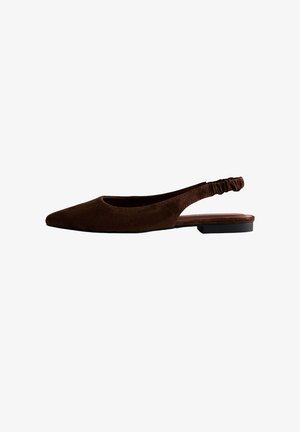 Bruna mockaläder slingback-flats med spetsig tån, texturerad tyg och en skrynklig rem detalj vid hälen. Platt sula med minimal klackhöjd.