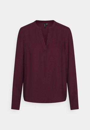 Langærmet mørk bordeauxbluse med rund halsudskæring og V-formet slids, vist på en ensartet lys grå baggrund.