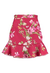 Bloemige skaterrok in levendig roze, met grote witte en groene bloemen, uitlopende zoom en contrasterende kantafwerking langs de onderkant.
