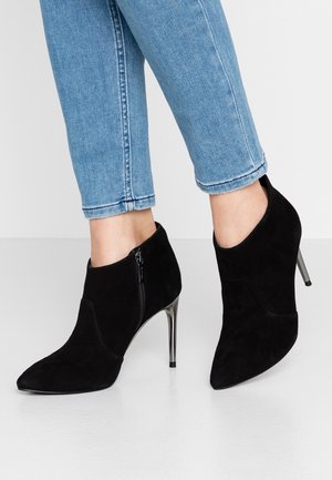Bottines à talons hauts - black