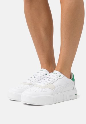 Hvide lædersneakers med en tekstureret overflade, grønne detaljer på hælen og tungen, rund tå og en tyk, rillede hvid sål.