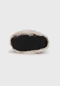 Lunefarvet beige hjemmesko med en sort tekstureret sål. Det bløde overdæk er rundt og blødt, med en pelslignende finish rundt om kanten.
