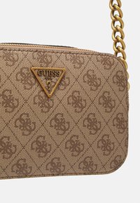 Brun mønstret crossbody-taske med et gyldent trekantet logo og kæderem, fremstillet af holdbart syntetisk materiale.