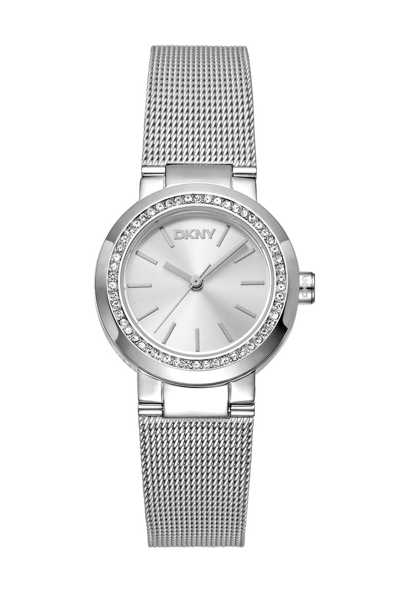 Silberne DKNY-Uhr mit Mesh-Armband, runder Zifferblatt, silbernes Ziffernblatt, lineare Stundenmarkierungen, verziertes Gehäuse mit Kristallen. Minimalistisches Design.