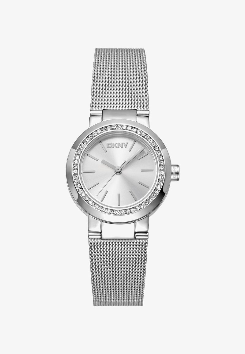 Zilveren DKNY-horloge met mesh band, ronde wijzerplaat, zilveren dial, lineaire uurmarkeringen, versierde bezel met kristallen. Minimalistisch ontwerp.