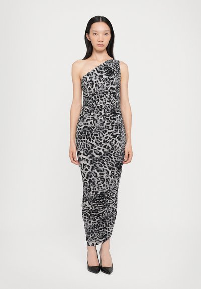 Maxikleid mit Leopardenmuster und Ein-Schulter-Design, mit gerafften Details, in Grau und Schwarz, kombiniert mit spitzen schwarzen High Heels.