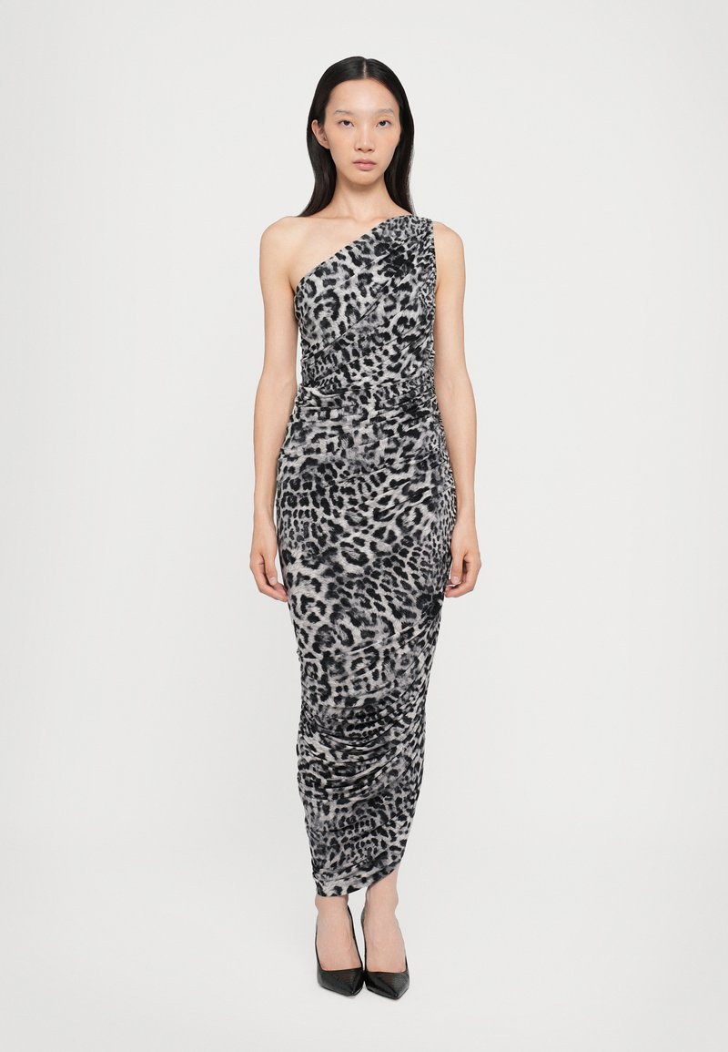 Rochie asimetrică cu imprimeu leopard, în nuanțe de gri și negru, cu textură plisată și siluetă ajustată. Purtați cu pantofi cu toc ascuțit negri.