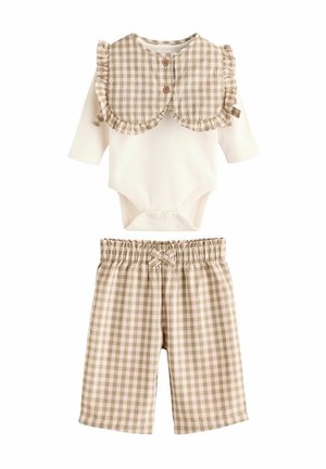 Completo in body a scacchi beige e crema con colletto arricciato, bottoni in legno e pantaloni corti abbinati con vita elastica e dettaglio a fiocco.