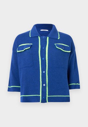 Mėlynas megztas kardiganas su tekstūruotu paviršiumi, trumpomis rankovėmis, dviem priekinėmis kišenėmis ir kontrastinėmis neoninės žalios spalvos detalėmis ant apykaklės ir siūlių.