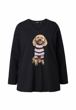 Maglietta nera a maniche lunghe con una grafica di un cane in un maglione a righe rosse e bianche, con un design a V.