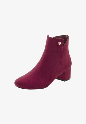 Bordeaux-farbenes Wildleder-Ankle-Boot mit quadratischer Zehenform, niedrigem Blockabsatz und seitlichem goldfarbenem Akzent. Weiche Textur mit glatten Konturen und minimalistischem Design.