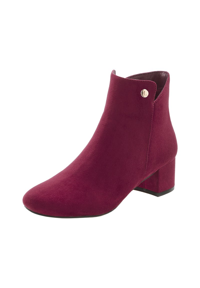 Bordeaux-farbenes Wildleder-Ankle-Boot mit quadratischer Zehenform, niedrigem Blockabsatz und seitlichem goldfarbenem Akzent. Weiche Textur mit glatten Konturen und minimalistischem Design.