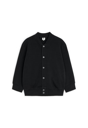 Veste noire boutonnée avec col, poignets et ourlet côtelés, présentée à plat avec manches longues et six boutons sur le devant.