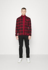 TOM TAILOR DENIM TURTLENECK LONGSLEEVE - Camisola de manga comprida - burned cordovan red