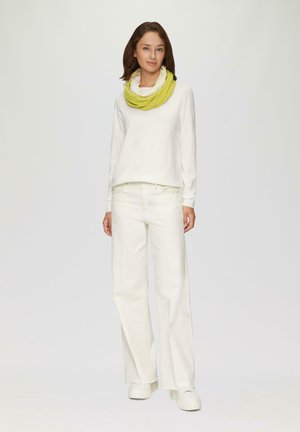 Haut blanc à manches longues, pantalons blancs à jambes larges et une écharpe jaune en boucle. Tissu lisse, coupe décontractée, détails minimaux et écharpe texturée.