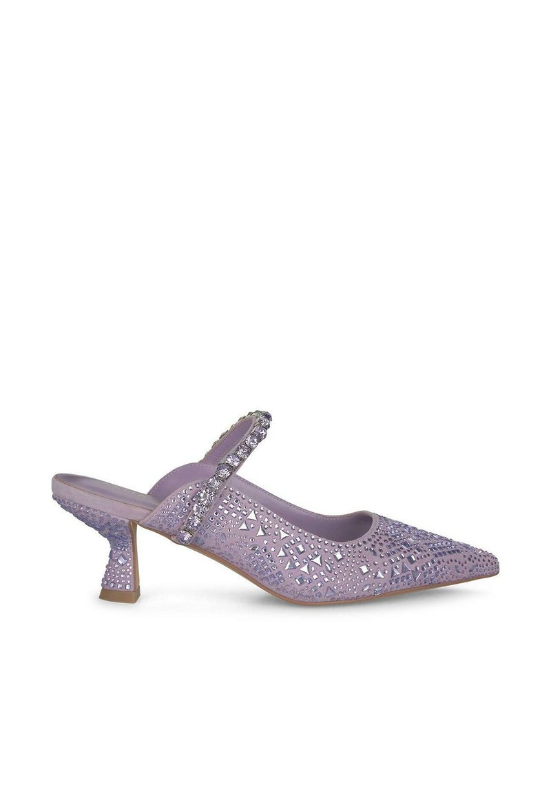 Scarpa slingback viola con punta appuntita, materiale testurizzato e decorazioni di strass sparse sulla parte superiore. Tacco basso a blocco.