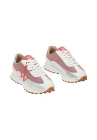 Baskets de sport avec une tige en mesh blanche et argentée, des accents roses et une semelle en caoutchouc dotée d'un motif de grip texturé.