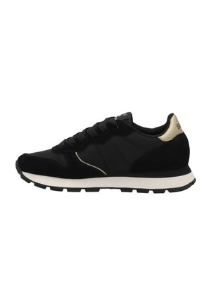 Czarny niski sneaker z białą podeszwą, czarnymi sznurowadłami i złotą zakładką na pięcie na gładkim białym tle.